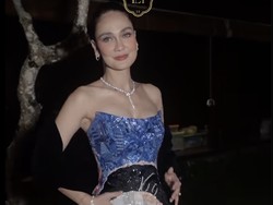 Momen Emosional Luna Maya Lihat Gaun Resepsi Bergambar Lukisan Ayah