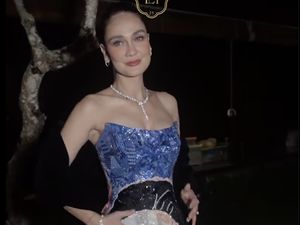 Momen Emosional Luna Maya Lihat Gaun Resepsi Bergambar Lukisan Ayah Momen Emosional Luna Maya Lihat Gaun Resepsi Bergambar Lukisan Ayah