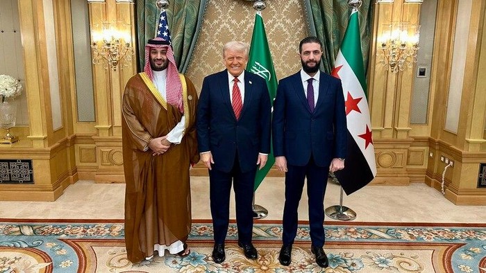 Momen konferensi Trump dan Presiden Suriah Ahmed al-Sharaa yang juga didatangi oleh Putra Mahkota Arab Saudi Pangeran Mohammed bin Salman di Riyadh President Donald Trump (centre) met with Syrias interim President Ahmad al-Sharaa (right) at the invitation of Saudis Crown Prince Mohammed bin Salman (left). (Supplied: X/Karoline Leavitt)
