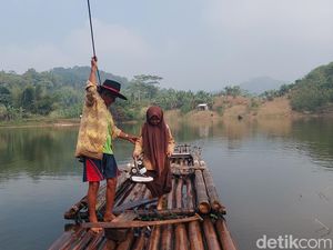 Warga Pelosok KBB Ngotot Minta Dibangunkan Jembatan Apung di Saguling Warga Pelosok KBB Ngotot Minta Dibangunkan Jembatan Apung di Saguling