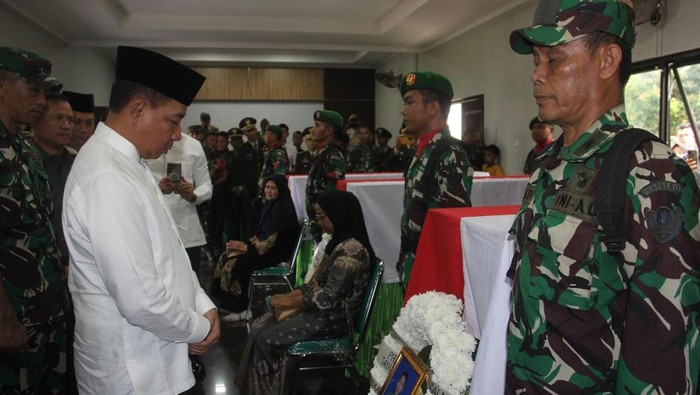 Panglima Tentara Nasional Indonesia Jenderal Tentara Nasional Indonesia Agus Subiyanto hadir dalam upacara militer pelepasan mayit empat serdadu Tentara Nasional Indonesia Angkatan Darat yang gugur ketika pemusnahan amunisi tidak layak pakai atau bau di Garut, Jawa Barat. Panglima Tentara Nasional Indonesia Jenderal Tentara Nasional Indonesia Agus Subiyanto hadir dalam upacara militer pelepasan mayit empat serdadu Tentara Nasional Indonesia Angkatan Darat yang gugur ketika pemusnahan amunisi tidak layak pakai atau bau di Garut, Jawa Barat.