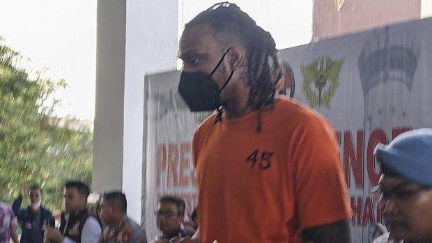 Pemain asing Tangerang Hawks Basketball, Jarred Dwayne Shaw (JDW) digiring petugas dari kepolisian Bandara Soetta usai ditampilkan ke hadapan publik dalam kasus narkoba (Azmi Samsul Maarif)