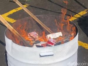 Uang Palsu Rp 10 Juta Dibakar-Obat Haram Diblender di Sukabumi Uang Palsu Rp 10 Juta Dibakar-Obat Haram Diblender di Sukabumi