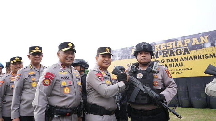Polda Riau luncurkan Tim Raga yang hendak patroli 24 jam mengantisipasi premanisme dan street crime. Polda Riau luncurkan Tim Raga yang hendak patroli 24 jam mengantisipasi premanisme dan street crime.