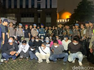 22 Pelaku Pungli Diamankan di Jakbar, Minta Uang Pangkal ke PKL Rp 1 Juta 22 Pelaku Pungli Diamankan di Jakbar, Minta Uang Pangkal ke PKL Rp 1 Juta