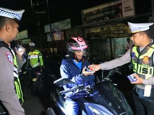 Polres Bangkalan Beri Hadiah Pengendara Motor yang Taat Lalin Polres Bangkalan Beri Hadiah Pengendara Motor yang Taat Lalin