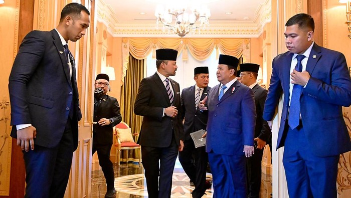 Prabowo dijemput pribadi Putera Mahkota Brunei untuk menuju Istana Nurul Iman.