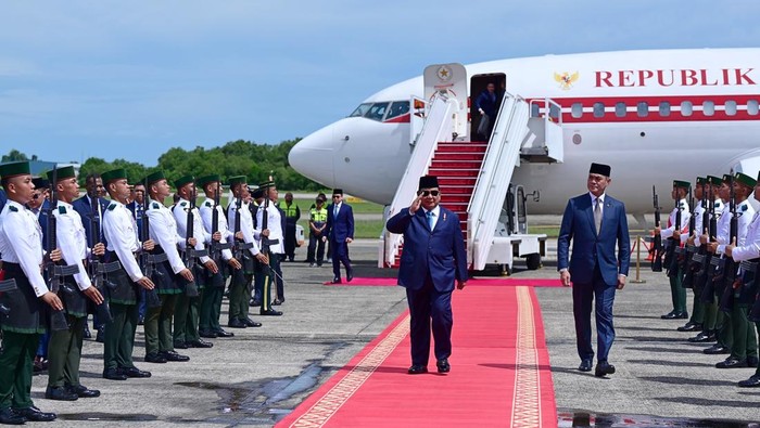 Prabowo tiba di Bandar Seri Begawan disambut pasukan jajar kehormatan. Prabowo tiba di Bandar Seri Begawan disambut pasukan jajar kehormatan.