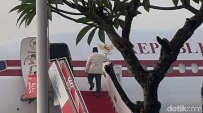 Presiden naik pesawat untuk bertolak ke Brunei