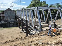 Momen Truk Mixer Oleng Usai Pecah Ban Lalu Senggol Pekerja Proyek Jembatan