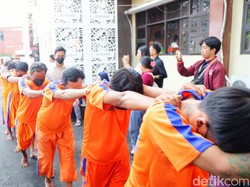 65 Preman Jalanan-Industri di Karawang Tertunduk Lesu Saat Diciduk Polisi