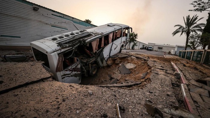 Rumah Sakit Eropa Gaza Makara Sasaran Serangan Israel, Puluhan Tewas KHAN YUNIS, GAZA - MAY 13: Injured Palestinians are being evacuated from the European Hospital after Israeli army attack hit the hospital in Khan Yunis, Gaza on May 13, 2025. Many people were killed and many injuries were reported following the attack. (Photo by Ali Jadallah/Anadolu via Getty Images)