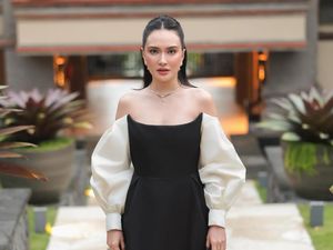 Gaya Mewah Shandy Aulia di Pernikahan Luna Maya, Pakai Kalung Setengah Miliar Gaya Mewah Shandy Aulia di Pernikahan Luna Maya, Pakai Kalung Setengah Miliar