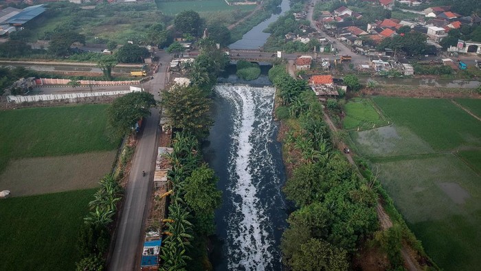Sungai Cirarab Menghitam, Warga Keluhkan Pencemaran Limbah Foto udara fatwa Sungai Cirarab yang menghitam dan berbusa di Sukadiri, Kabupaten Tangerang, Banten, Rabu (14/5/2025). Warga lokal mengeluhkan keadaan Sungai Cirarab yang terkotori sampai menyebabkan air berubah warna serta menyebabkan amis tidak sedap yang disangka akhir limbah industri dan berharap pemerintah sanggup menanggulangi permasalahan tersebut guna menyingkir dari potensi penyakit yang hendak ditimbulkan. ANTARA FOTO/Putra M. Akbar