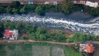 Sungai Cirarab Menghitam, Warga Keluhkan Pencemaran Limbah