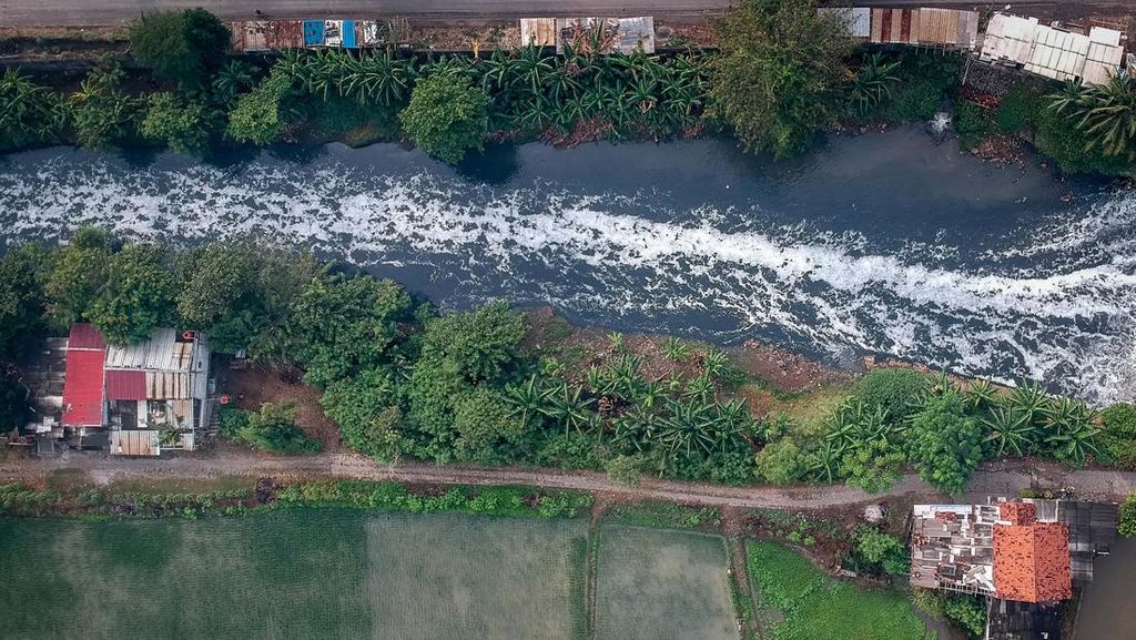 Sungai Cirarab Menghitam, Warga Keluhkan Pencemaran Limbah Sungai Cirarab Menghitam, Warga Keluhkan Pencemaran Limbah