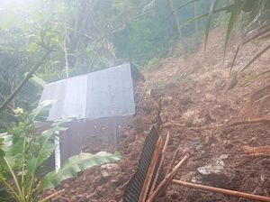 Rumah-Palinggih Milik Lansia di Karangasem Rusak Tertimbun Longsor Rumah-Palinggih Milik Lansia di Karangasem Rusak Tertimbun Longsor