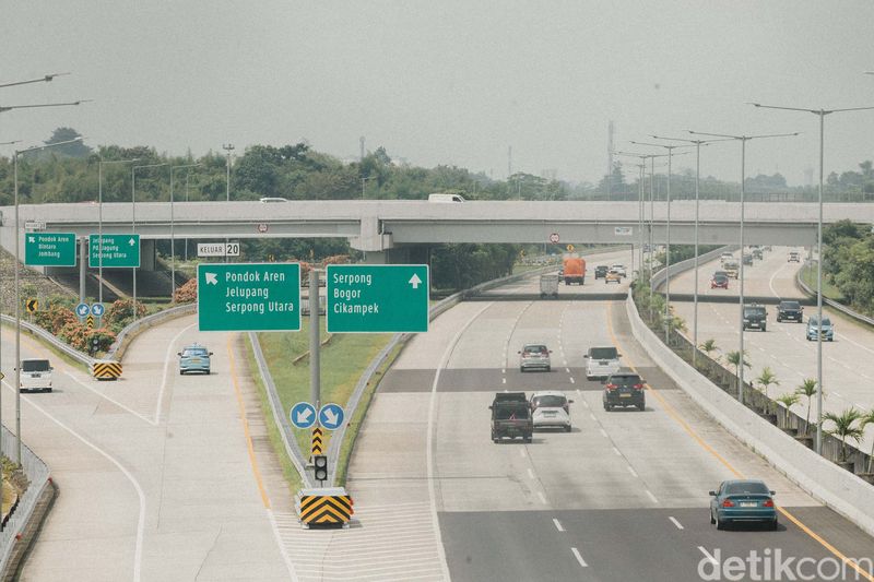 Sejumlah kendaraan terlihat  melintas di Jalan Tol KunciranâSerpong, Tangerang Selatan, Rabu (14/5/2025). Jalan tol ini akan mengalami pembiasaan tarif mulai Kamis, 15 Mei 2025 pukul 00.00 WIB.