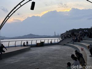 Menikmati Suasana Tepi Sungai Mahakam di Teras Samarinda Menikmati Suasana Tepi Sungai Mahakam di Teras Samarinda