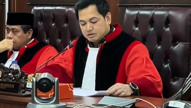 Berita Viral Selebriti dari InsertLive : Lama Tak Muncul, 7 Momen Tommy Kurniawan Diduga Jadi Hakim Tegur Ahmad Dhani di Sidang MKD