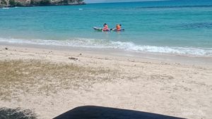 Liburan di Pantai Pasir Putih Aceh Besar yang Unik