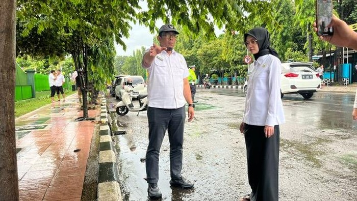 Wali Kota Kediri Vinanda Prameswati di saat mengevaluasi genangan air. Wali Kota Kediri Vinanda Prameswati di saat mengevaluasi genangan air.