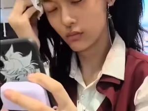 Viral Wajah Wanita Beda dengan Paspor, Terpaksa Hapus Makeup di Bandara Viral Wajah Wanita Beda dengan Paspor, Terpaksa Hapus Makeup di Bandara