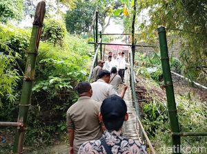 Jembatan Ambruk, Warga di Pasuruan Bangun Akses Darurat dari Bambu Jembatan Ambruk, Warga di Pasuruan Bangun Akses Darurat dari Bambu