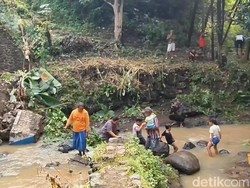 Warga Nekat Seberangi Sungai Usai Jembatan Antardesa di Pasuruan Ambruk