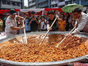 Warga Rusun Marunda Antusias Saksikan Masak Besar Jelang Idul Adha Warga Rusun Marunda Antusias Saksikan Masak Besar Jelang Idul Adha