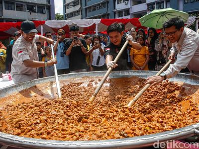 Warga Rusun Marunda Antusias Saksikan Masak Besar Jelang Idul Adha