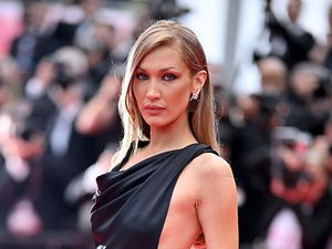 Detail Rutinitas Kecantikan Bella Hadid Saat Pagi: Rendam Wajah dengan Air Es Detail Rutinitas Kecantikan Bella Hadid Saat Pagi: Rendam Wajah dengan Air Es