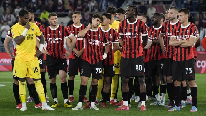 Soccer Football - Coppa Italia - Final - AC Milan v Bologna - Stadio Olimpico, Rome, Italy - May 14, 2025 AC Milan players look dejected after losing the Coppa Italia final REUTERS/Matteo Ciambelli