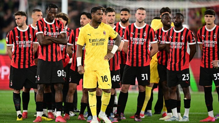 Soccer Football - Coppa Italia - Final - AC Milan v Bologna - Stadio Olimpico, Rome, Italy - May 14, 2025 AC Milan players look dejected after the match REUTERS/Daniele Mascolo     TPX IMAGES OF THE DAY