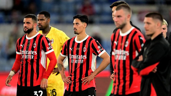 Soccer Football - Coppa Italia - Final - AC Milan v Bologna - Stadio Olimpico, Rome, Italy - May 14, 2025 AC Milans Kyle Walker and Tijjani Reijnders look dejected after the match REUTERS/Daniele Mascolo
