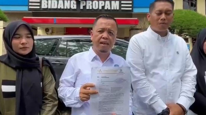 Alamsyah dikala menghasilkan pengaduan ke Propam Polda Sumut.(Dok Istimewa)