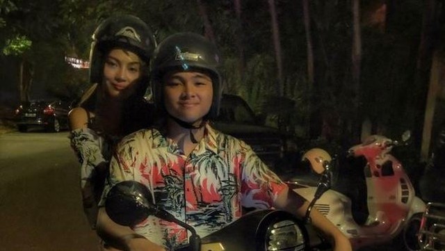Highlight Dunia Hiburan InsertLive : Nembak Pakai Uang Fans, 7 Foto Masa Lalu Gaya Pacaran Aldy Maldini & Erika Carlina