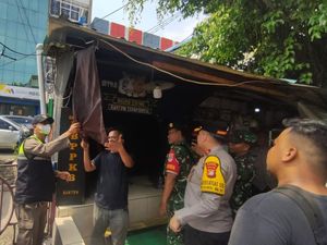 Cegah Konflik Sosial, Petugas Gabungan Copot Atribut Ormas di Tambora