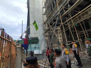 Ramai-ramai Berantas Atribut Ormas Ramai-ramai Berantas Atribut Ormas