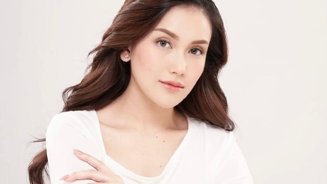 Highlight Dunia Hiburan InsertLive : 7 Pesona Ayu Ting Ting yang Diajak Dedi Mulyadi Gubernur Jawa Barat ke KUA