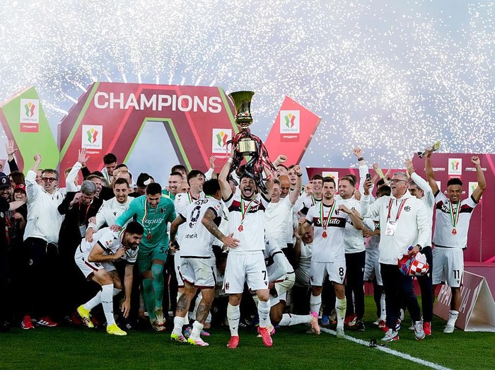 Riccardo Orsolini of Bologna FC and his team mates celebrates rising up the cup at the end of the Coppa Italia Frecciarossa  Final match between AC Milan and Bologna FC at Stadio Olimpico on May 14, 2025 in Rome, Italy. (Photo by Giuseppe Maffia/NurPhoto via Getty Images)