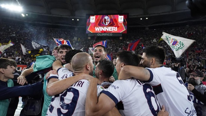 Soccer Football - Coppa Italia - Final - AC Milan v Bologna - Stadio Olimpico, Rome, Italy - May 14, 2025 Bologna players celebrate after winning the Coppa Italia REUTERS/Matteo Ciambelli