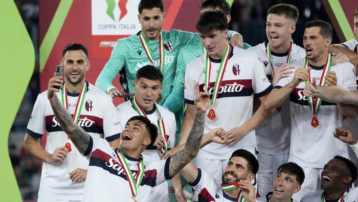 Soccer Football - Coppa Italia - Final - AC Milan v Bologna - Stadio Olimpico, Rome, Italy - May 14, 2025 Bolognas Santiago Castro takes a selfie with teammates as they celebrates after winning the Coppa Italia REUTERS/Matteo Ciambelli