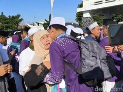 Derai Air Mata Saat 269 Calhaj Sukabumi Pergi ke Tanah Suci
