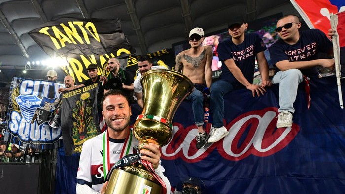 Soccer Football - Coppa Italia - Final - AC Milan v Bologna - Stadio Olimpico, Rome, Italy - May 14, 2025 Bolognas Davide Calabria celebrates with the trophy after winning the Coppa Italia REUTERS/Daniele Mascolo