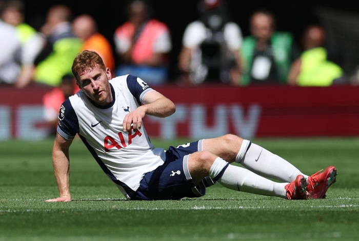 Dejan Kulusevski Soccer Football - Premier League - Tottenham Hotspur v Crystal Palace - Tottenham Hotspur Stadium, London, Britain - May 11, 2025 Tottenham Hotspurs Dejan Kulusevski reacts after sustaining an injury Action Images via Reuters/Paul Childs EDITORIAL USE ONLY. NO USE WITH UNAUTHORIZED AUDIO, VIDEO, DATA, FIXTURE LISTS, CLUB/LEAGUE LOGOS OR LIVE SERVICES. ONLINE IN-MATCH USE LIMITED TO 120 IMAGES, NO VIDEO EMULATION. NO USE IN BETTING, GAMES OR SINGLE CLUB/LEAGUE/PLAYER PUBLICATIONS. PLEASE CONTACT YOUR ACCOUNT REPRESENTATIVE FOR FURTHER DETAILS..
