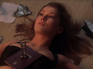 Masa Kelam Audisi Bond Girl, Rosamund Pike Diminta Buka Baju Masa Kelam Audisi Bond Girl, Rosamund Pike Diminta Buka Baju