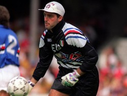 Gianluca Pagliuca berada di periode waktu yang sama seperti Mancini dan Vialli saat di Sampdoria. Dia kemudian memperkuat Inter Milan pada 1994 sampai 1999. (Foto: PA Images via Getty Images/Neal Simpson - EMPICS)