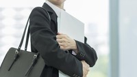 Tren Job Hugging Hantui Dunia Kerja, Apa Itu?