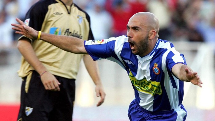 RCD Espanyol's Ivan De La Pea celebrates his first goal against Malaga CF during their Spanish League football match at the Olympic stadium in Barcelona, 26 September 2004.                       AFP PHOTO/LLUIS GENE. (Photo by LLUIS GENE / AFP)